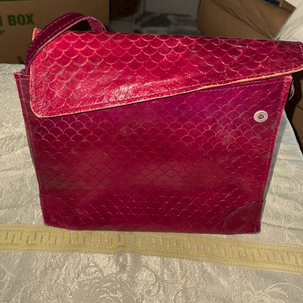 Vintage purse. All leather decent condition. Not sure of name brand